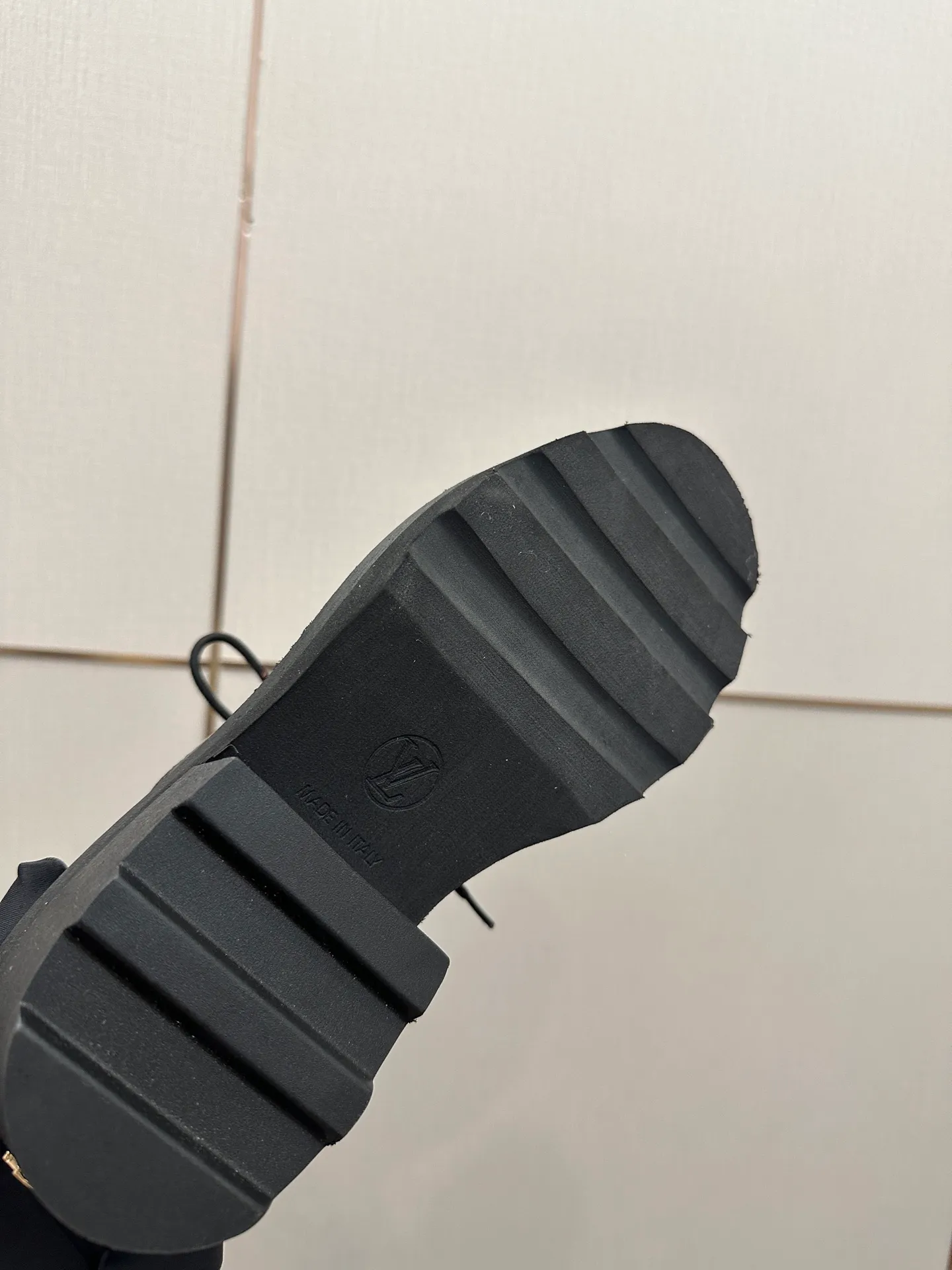 👟👟Ex-factory price 720👟👟 LOUIS VUITTON Louis Vuitton counter latest model top version LV inner cowhide material is real! Original 1:1 material reproduction! Modern and casual in one! Release a strong aura like a queen 🔥Capture everyone's attention instantly💃 Inner/foot pads: imported cowhide Fabric: cowhide Outsole: full genuine leather Code number: 35-41 (40, 41, 42 customizations are not returnable)